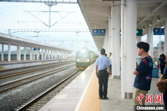 万事官方：渝湘高铁重庆至黔江段首个站房正式启用